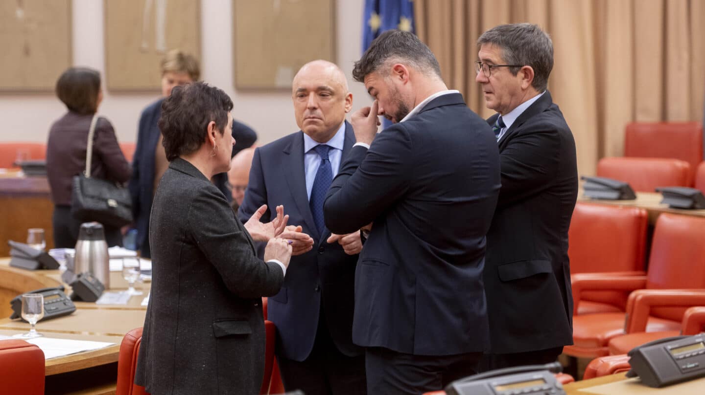 (I-D) La diputada de EH Bildu en el Congreso Mertxe Aizpurua; el secretario general del Grupo Socialista en el Congreso de los Diputados, Rafael Simancas; el portavoz del Grupo Socialista en el Congreso, Patxi López y el portavoz de ERC en el Congreso, Gabriel Rufián, conversan durante una reunión de la Junta de Portavoces, en el Congreso de los Diputados, a 14 de marzo de 2023, en Madrid (España). 14 MARZO 2023;JUNTA DE PORTAVOCES;CONGRESO;CONGRESO DE LOS DIPUTADOS Alberto Ortega / Europa Press 14/3/2023