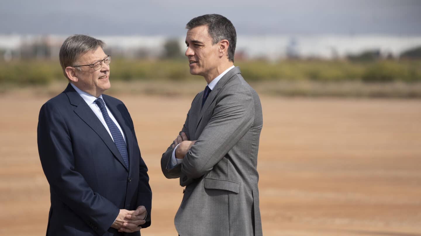 El presidente de la Generalitat valenciana, Ximo Puig (i) y el presidente del Gobierno, Pedro Sánchez (d), durante el acto inaugural del inicio de la construcción de la gigafactoría de PowerCo del Grupo Volkswagen, en el Área Logística de Sagunto, a 17 de marzo de 2023, en Sagunto, Valencia, Comunidad Valenciana (España). La empresa de baterías PowerCo SE, propiedad del Grupo Volkswagen, fue fundada en julio de 2022. Está ubicada en un terreno de 130 hectáreas en Sagunto, donde será construida la segunda fábrica de celdas del Grupo en Europa. La gigafactoría de Valencia tiene una capacidad de producción anual de 40 GWh al año y suministrará celdas de baterías a las plantas de automóviles del Grupo Volkswagen en Martorell y Pamplona. El inicio de la producción está previsto para 2026. 17 MARZO 2023;VOLKSWAGEN;GIGAFACTORIA;BATERIAS;POWERCO Jorge Gil / Europa Press 17/3/2023