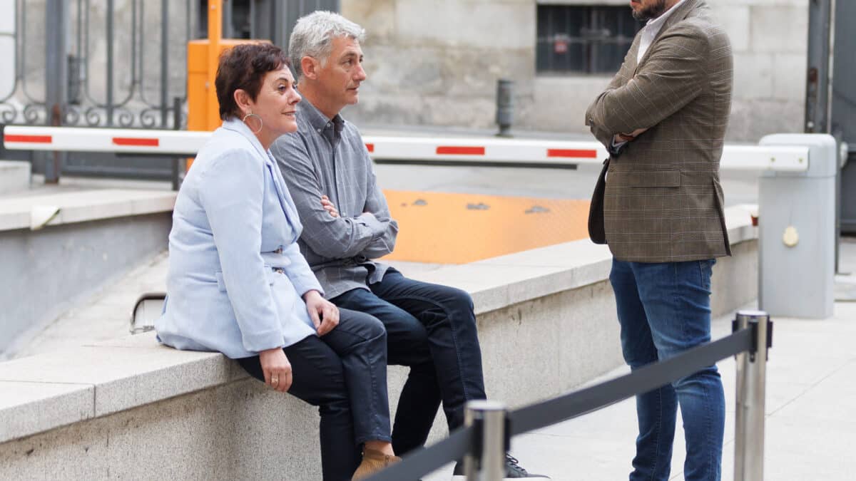 (I-D) La diputada de EH Bildu en el Congreso Mertxe Aizpurua; el portavoz presupuestario de EH-Bildu, Oskar Matute, y el portavoz de ERC en el Congreso, Gabriel Rufián, a su llegada a una sesión plenaria en el Congreso de los Diputados, a 30 de marzo de 2023, en Madrid (España). El Pleno del Congreso se reanuda hoy con el debate de convalidación o derogación del Real Decreto-ley 2/2023 de medidas urgentes para la ampliación de derechos de los pensionistas, la reducción de la brecha de género y el establecimiento de un nuevo marco de sostenibilidad del sistema público de pensiones. También se debatirá el informe de la Subcomisión para el estudio de un Pacto de Estado contra el Antigitanismo y la Inclusión del Pueblo Gitano, que plantea propuestas horizontales para combatir y prevenir el antigitanismo, erradicar la pobreza y la exclusión social y promocionar su participación; así como medidas sectoriales en los ámbitos de la educación, salud, empleo y vivienda, entre otras. 30 MARZO 2023;MADRID;CONGRESO DE LOS DIPUTADOS;DERECHOS PENSIONISTAS Eduardo Parra / Europa Press 30/3/2023