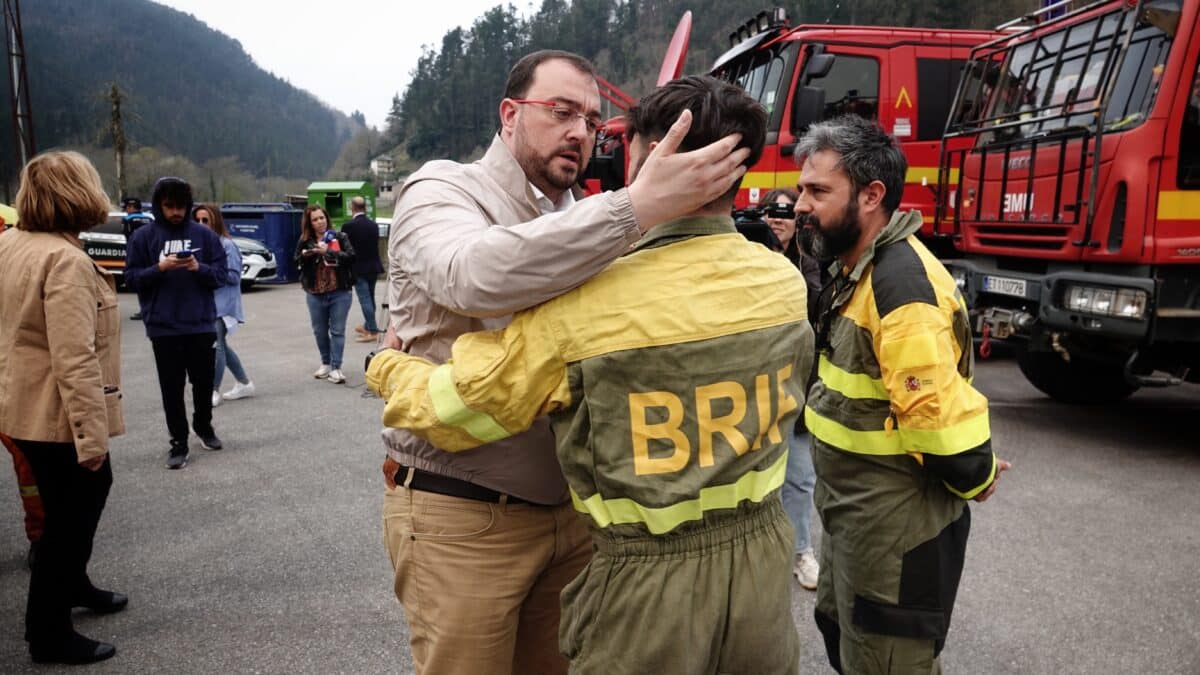 Adrián Barbón, presidente de Asturias, saluda a los bomberos.