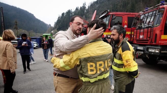 Adrián Barbón, presidente de Asturias, saluda a los bomberos.