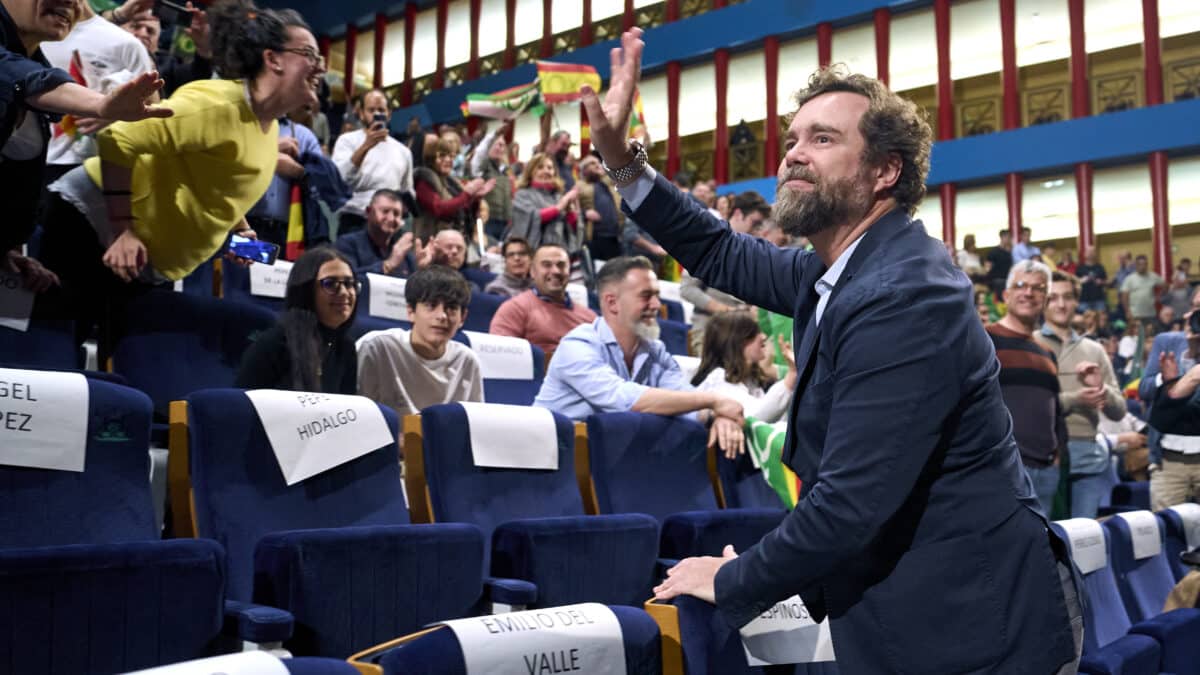 El portavoz de Vox en el Congreso de los Diputados, Iván Espinosa de los Monteros, saluda a su llegada a un acto de VOX en el marco del programa 'España Decide', en el Palacio de Festivales de Cantabria