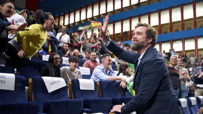 El portavoz de Vox en el Congreso de los Diputados, Iván Espinosa de los Monteros, saluda a su llegada a un acto de VOX en el marco del programa 'España Decide', en el Palacio de Festivales de Cantabria