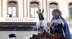 Dos heridos al sofocar con sus manos un incendio en el trono de la Virgen del Rocío en Vélez-Málaga