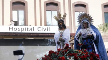 Dos heridos al sofocar con sus manos un incendio en el trono de la Virgen del Rocío en Vélez-Málaga