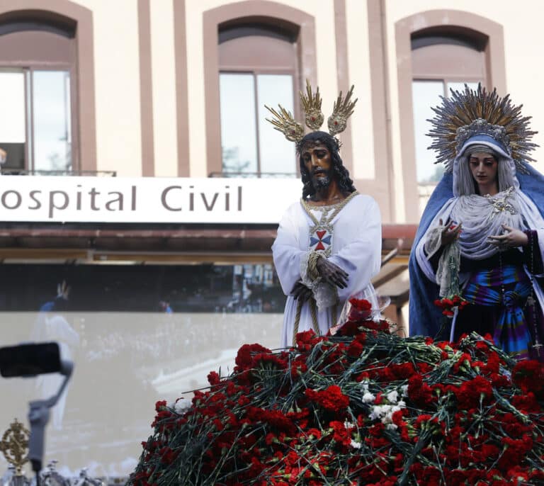 Dos heridos al sofocar con sus manos un incendio en el trono de la Virgen del Rocío en Vélez-Málaga