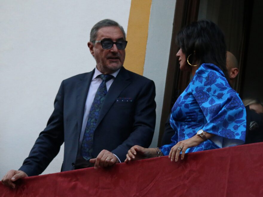 Carlos Herrera y Pepa Gea disfrutando de las procesiones desde un balcón en Sevilla