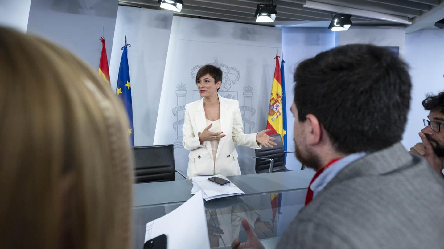 La ministra de Política Territorial y portavoz del Gobierno, Isabel Rodríguez, al finalizar una rueda de prensa tras el Consejo de Ministros, en el Palacio de La Moncloa, a 4 de abril de 2023, en Madrid (España). Con motivo de la Semana Santa se ha indultado a seis reos a propuesta de diversas cofradías. Hoy se han llevado dos de estos indultos a la mesa del Consejo de Ministros, uno propuesto por una hermandad de Zaragoza y el otro, por una de Oviedo. 04 ABRIL 2023;INDULTO;REOS;PRESOS;HERMANDAD;COFRADÍAS;SEMANA SANTA;MINISTROS Alberto Ortega / Europa Press 04/4/2023