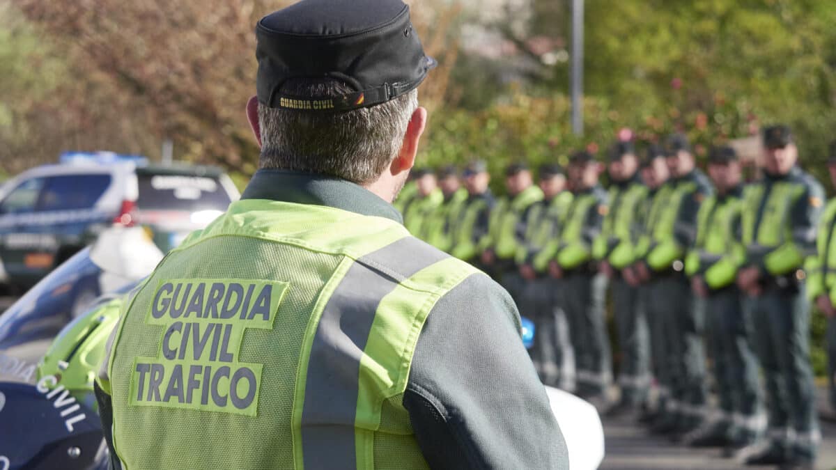 Una imagen de archivo de un dispositivo de la Guardia Civil se prepara para controlar el tráfico