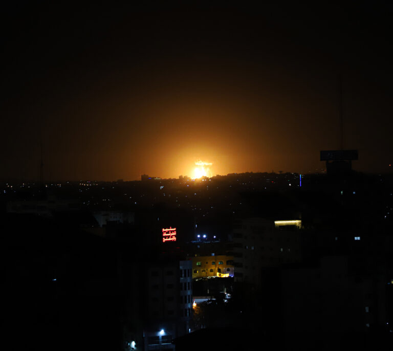 Israel bombardea Líbano y la franja de Gaza con la tensión creciendo en la mezquita Al Aqsa