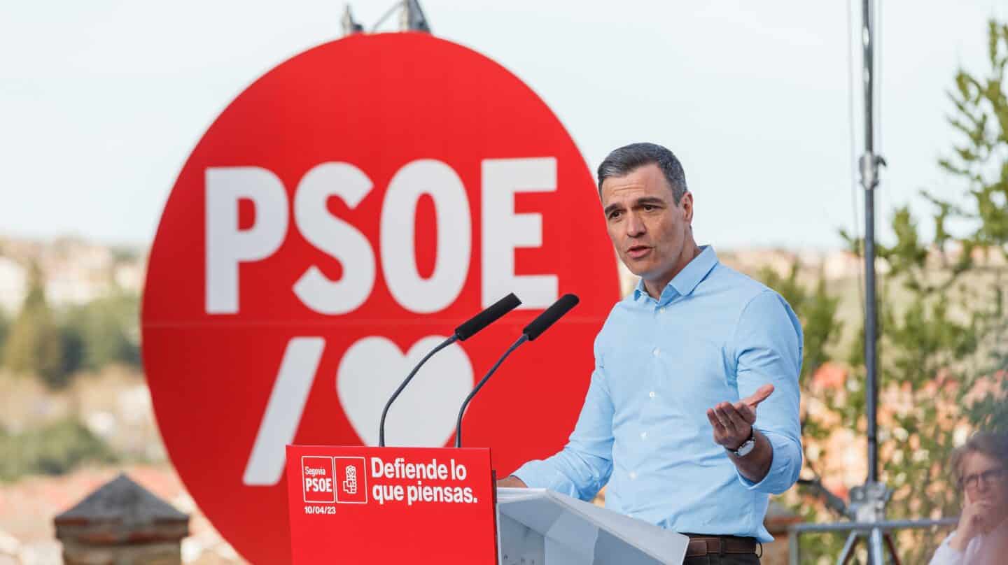 El secretario general del PSOE y presidente del Gobierno, Pedro Sánchez, interviene en el acto de precampaña de su partido en el Jardín de los Zuloaga, este 10 de abril de 2023, en Segovia.