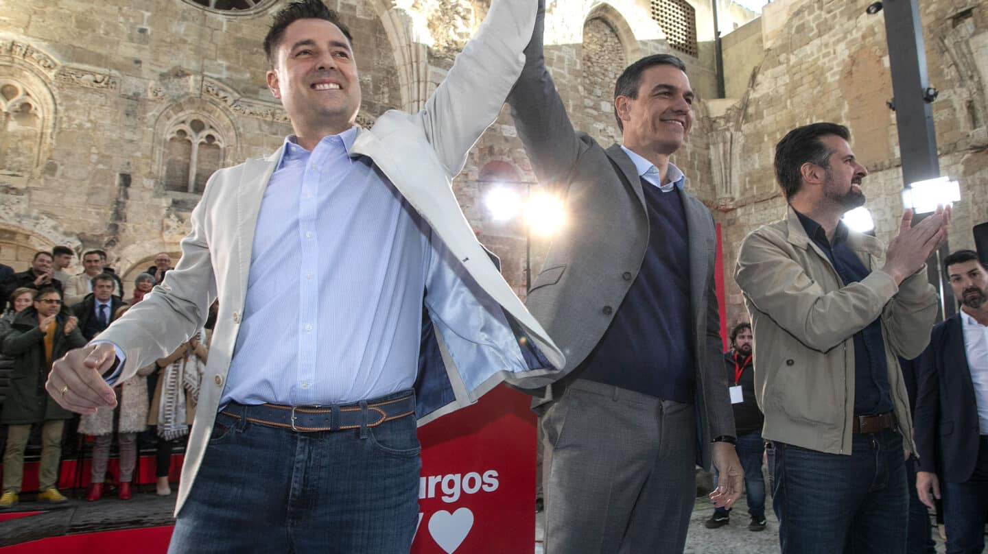 El presidente del Gobierno y secretario general del PSOE, Pedro Sánchez, participa en un acto junto al candidato del PSOE a la Alcaldía y actual alcalde, Daniel de la Rosa (i), en el Monasterio de San Juan, a 12 de abril de 2023, en Burgos, Castilla y León (España). Sánchez arropa en este mitin de precampaña a de la Rosa que aspira a ser reelegido como alcalde en las elecciones municipales del 28 de mayo. Tomás Alonso / Europa Press 12/4/2023