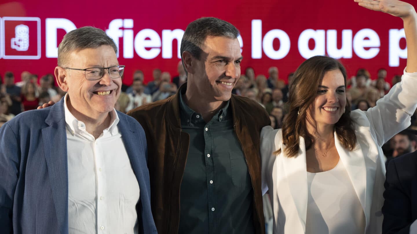 (I-D) El presidente de la Generalitat, Ximo Puig; el presidente del Gobierno, Pedro Sánchez; y la candidata del PSPV al Ayuntamiento de Valencia y actual vicealcaldesa, Sandra Gómez; participan en la clausura de la Conferencia Municipal del PSOE, en la Ciudad de las Artes y las Ciencias, a 16 de abril de 2023, en Valencia, Comunidad Valenciana (España). La Conferencia Municipal ha reunido a más de dos mil personas de toda España, entre ellas los candidatos de las grandes ciudades. Durante el primer día de la Conferencia, que se celebró ayer 15 de abril, se celebraron diferentes comisiones y diálogos, donde se buscó coordinar las políticas municipales de cara a las próximas elecciones del 28 de mayo. Hoy se exponen las conclusiones de la Conferencia Municipal y presentación del programa municipal. 16 ABRIL 2023;PRECAMPAÑA;ELECCIONES;28M;MITIN;MÓVIL; Jorge Gil / Europa Press 16/4/2023