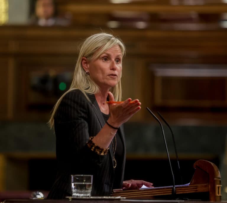 El PSOE defiende que el CIS acierta y acusa de "franquismo" al PP por querer echar a Tezanos