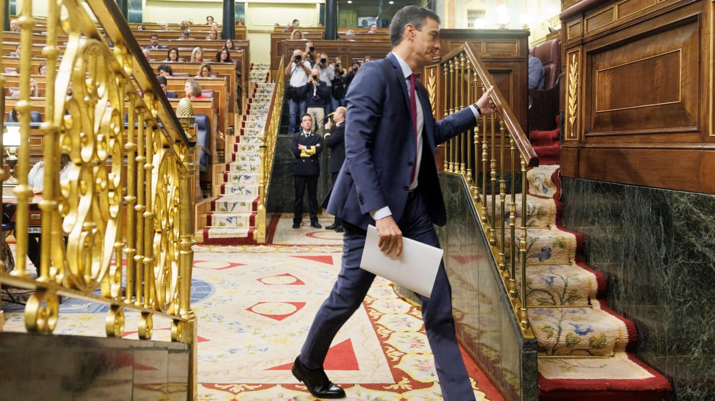 El presidente del Gobierno, Pedro Sánchez, se dirige a intervenir durante una sesión plenaria en el Congreso de los Diputados, a 19 de abril de 2023, en Madrid (España). Durante el pleno del Congreso, el presidente del Gobierno ha informado sobre los últimos Consejos Europeos, la reunión de alto nivel con Marruecos y la situación de Ucrania tras un año del inicio de la guerra. El pleno se produce después de que el PSOE tenga atada la reforma de la ley del 'solo sí es sí' gracias al apoyo del PP y con el rechazo de su socio de coalición, Unidas Podemos. 19 ABRIL 2023;PLENO;CONGRESO;CONSEJOS EUROPEOS;MARRUECOS;UCRANIA Eduardo Parra / Europa Press 19/4/2023