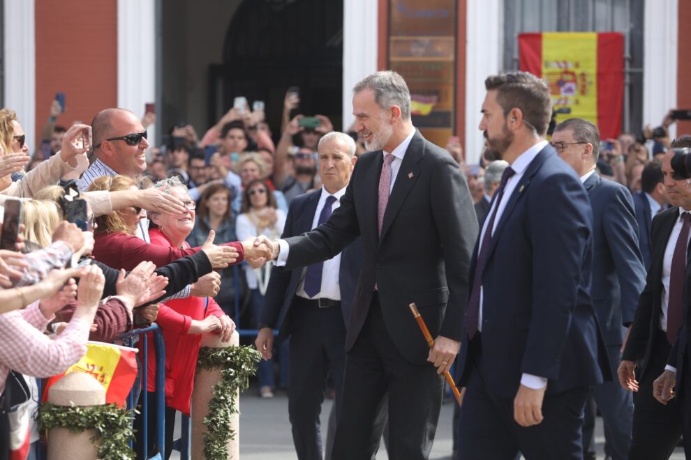 El rey Felipe VI saluda a los vecinos de Ronda (Málaga).