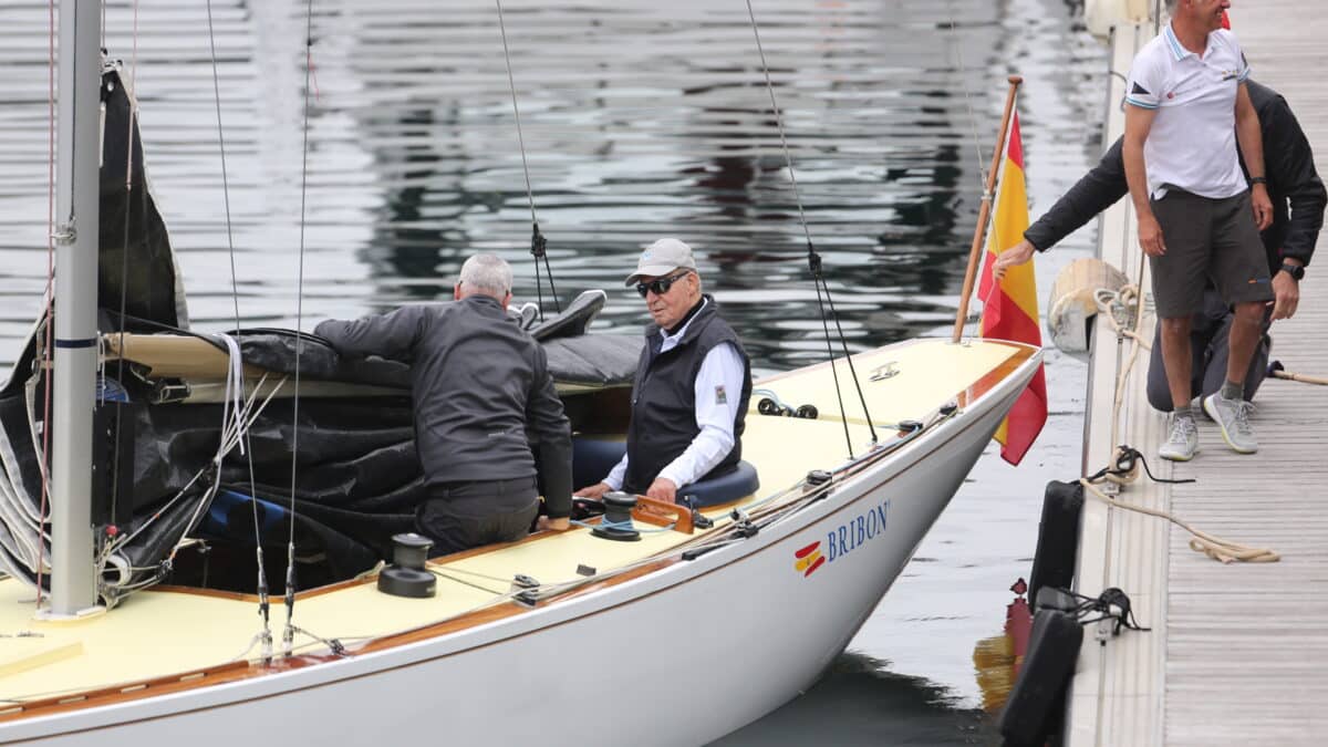 El Bribón 500 está adaptado para que don Juan Carlos pueda ser timonel sin riesgo por sus dificultades motrices