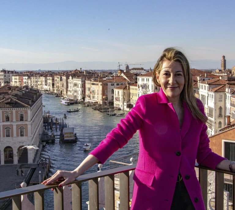 Viaje a la Venecia de Eva García Sáenz de Urturi: "La renuncia da mucha libertad”