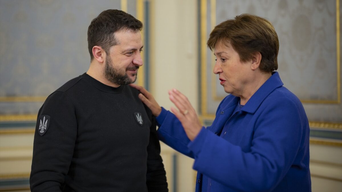 El presidente de Ucrania, Volodymyr Zelensky, habla con la directora del FMI, Kristalina Georgieva, en Kiev.