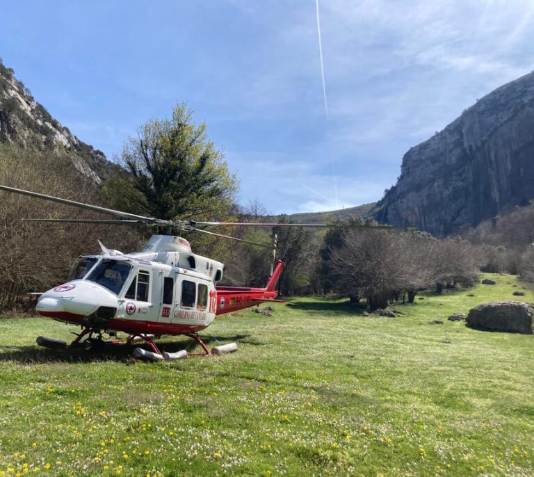 Rescatan en helicóptero a un hombre con rotura de peroné mientras realizaba una ruta en Cantabria