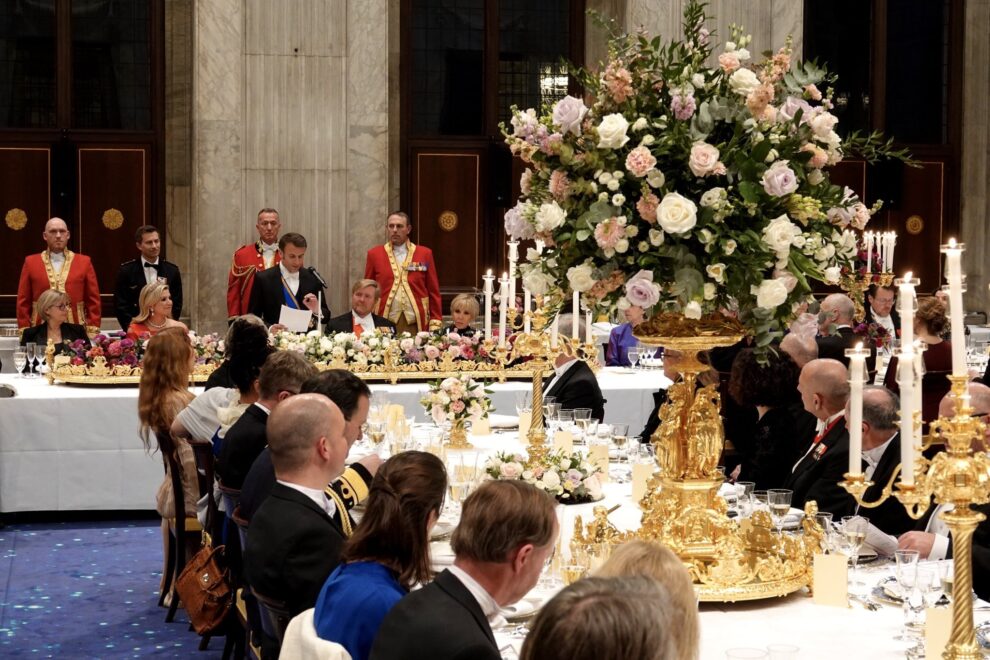 Emmanuel Macron y su mujer, Brigitte, cenaron en un banquete de Estado decorado con espectaculares ramos de flores como este
