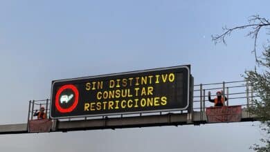 Dos activistas de Futuro Vegetal obligan a parar el tráfico de la M-30 tras escalar a una señal luminosa