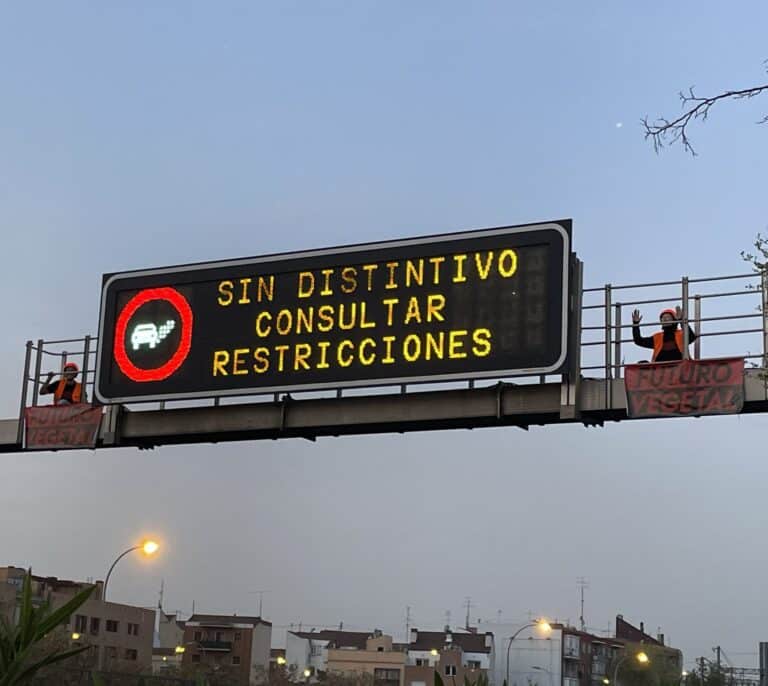 Dos activistas de Futuro Vegetal obligan a parar el tráfico de la M-30 tras escalar a una señal luminosa