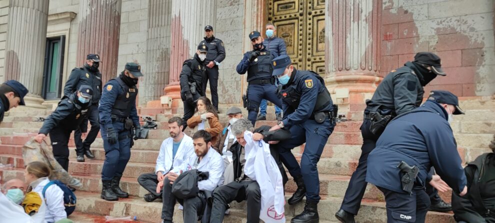 Un policía agarra a Fernando Prieto durante la protesta de 2022.