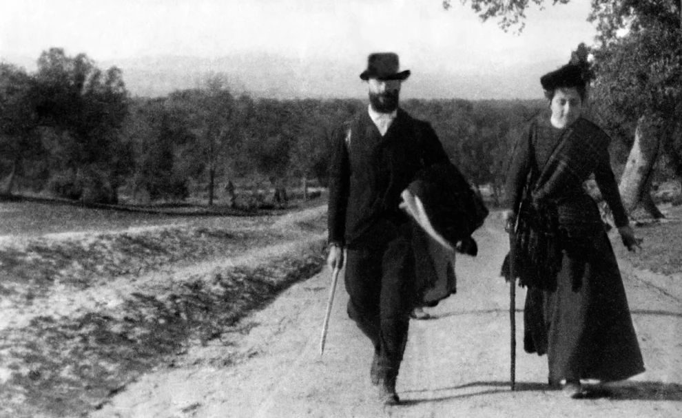 María y Ramón de novios paseando por El Pardo en 1899.