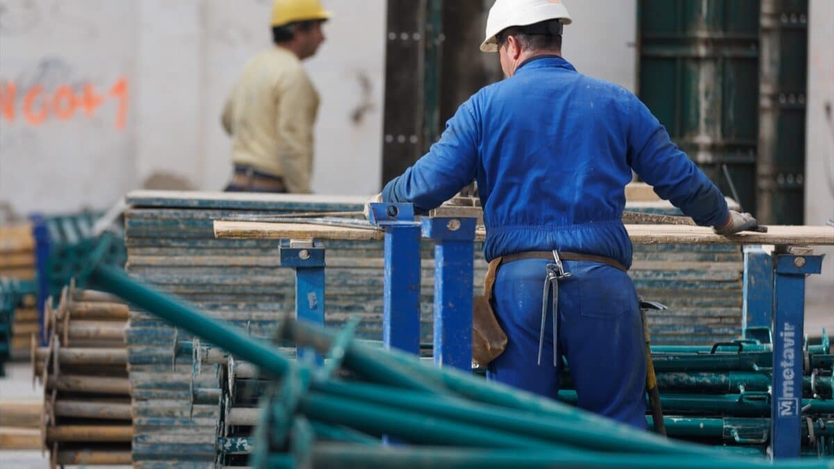 Un obrero durante la construcción de una vivienda en Carabanchel, Madrid.