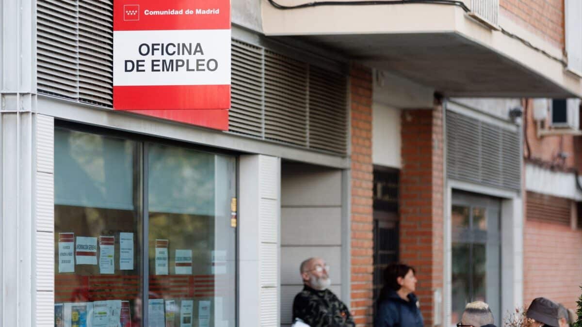 Varias personas esperan en la entrada de una oficina del SEPE en Madrid.