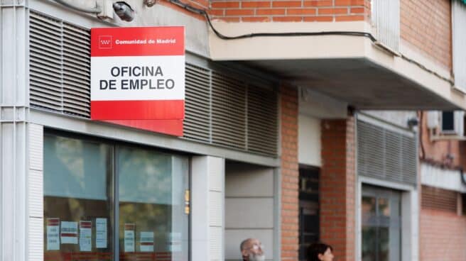 Several people wait outside the SEPE office in Madrid.