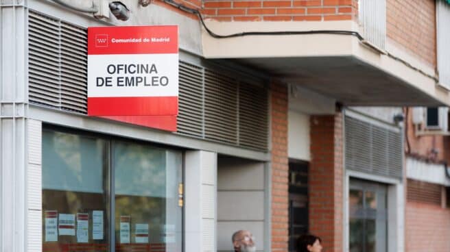 El paro baja en 48.755 personas en marzo impulsado por el sector servicios Varias personas esperan en la entrada de una oficina del SEPE en Madrid.