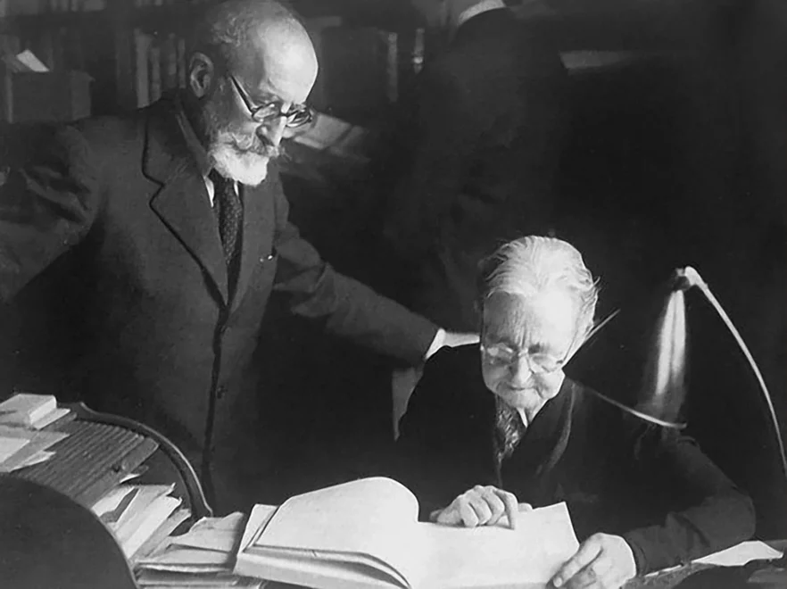 Ramón Menéndez Pidal y María Goyri trabajando juntos en 1948.