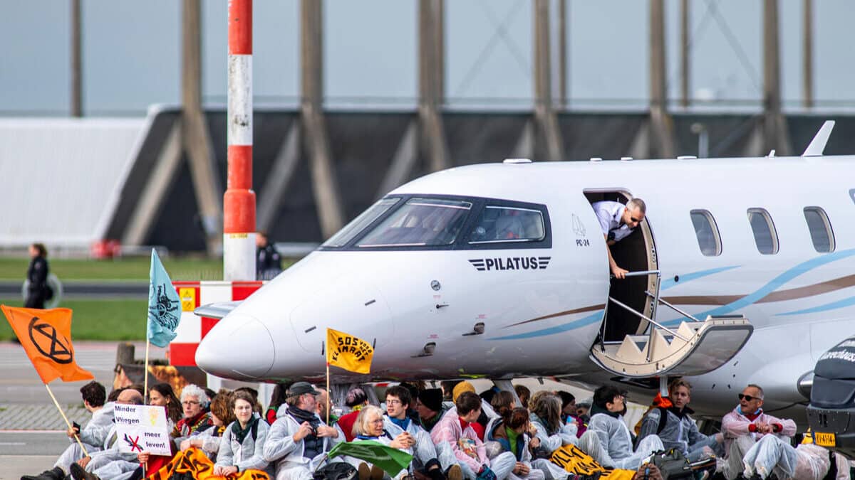 Un grupo de activistas por el clima intenta impedir el despegue de jets privados en el aeropuerto de Schipol, en Ámsterdam.