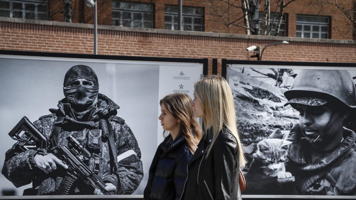 Un soldado prorruso y un civil en las imágenes de una exposición en Moscú