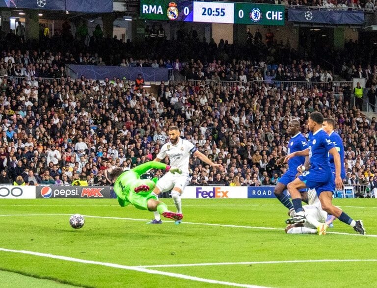 Un Real Madrid muy serio vence por 2-0 y deja al Chelsea al borde del precipicio