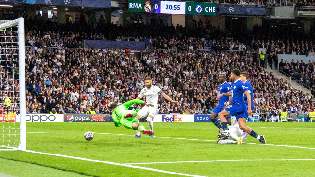 Benzema introduce el rechace de Kepa en el fondo de la portería durante el Real Madrid-Chelsea de cuartos de final de Champions