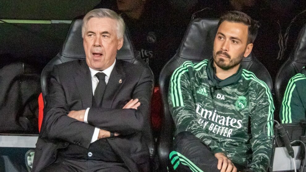 El entrenador del Real Madrid Carlo Ancelotti y su hijo y segundo entrenador,Davide, en el banquillo frente al Chelsea