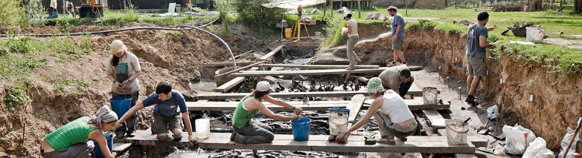 Los arqueólogos en La Draga, el único yacimiento neolítico lacustre de la Península Ibérica | Foto de la Fundación Palarq