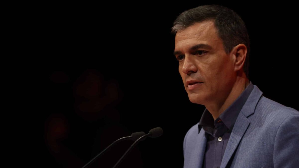 El presidente del Gobierno, Pedro Sánchez, tras participar en el homenaje rendido al que fue dirigente del partido Rodolfo Ares.