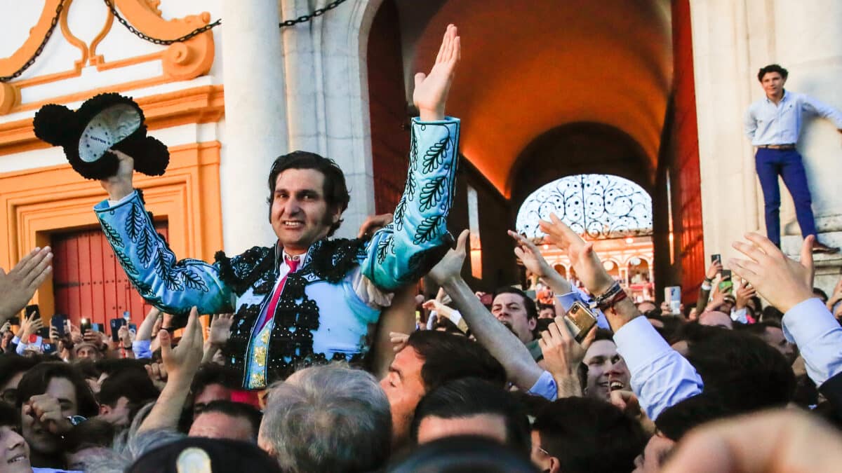 Morante de la Puebla sale por la Puerta del Príncipe de La Maestranza de Sevilla.