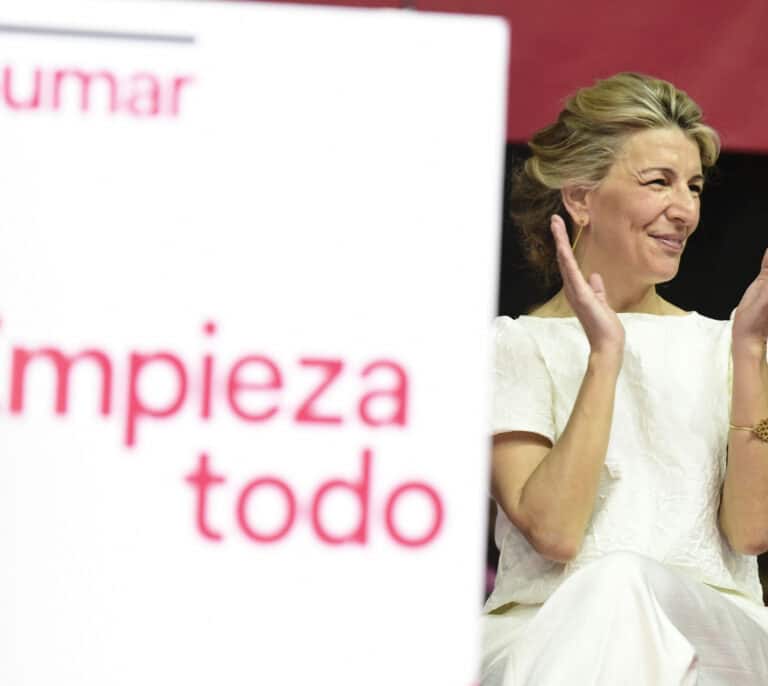 Arranca el coche-escoba de la izquierda