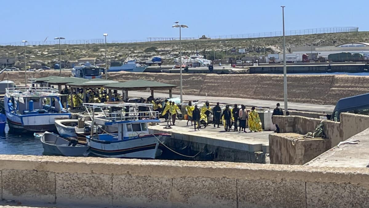 Varios inmigrantes llegados desde el norte de África desembarcan en la isla italiana de Lampedusa (sur) para dirigirse al centro de acogida