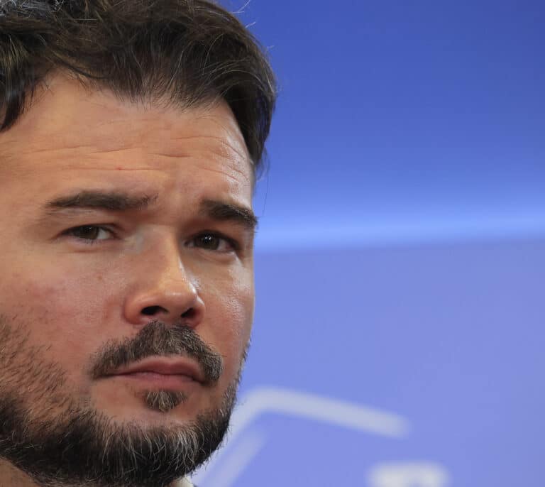 Rufián acusa a Yolanda Díaz de "apuñalar a quienes te pusieron donde estás"