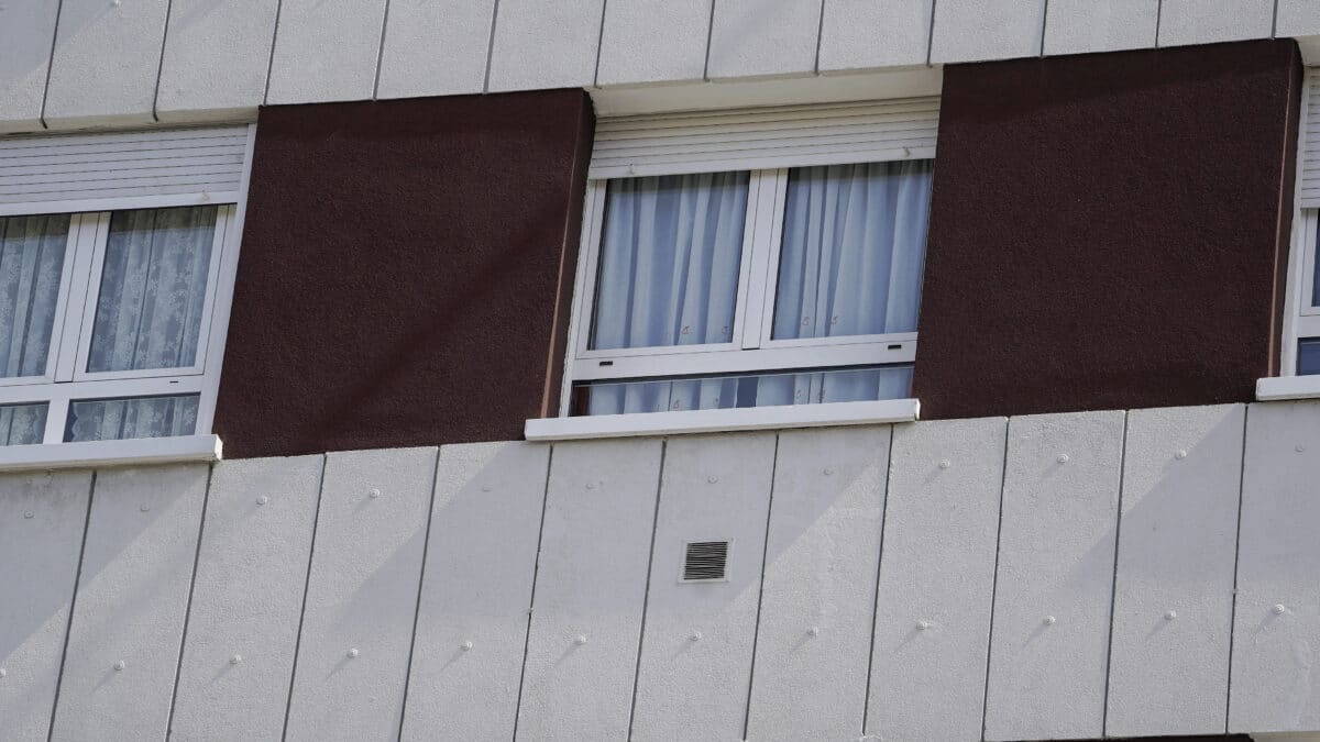 Vista del edificio desde el que se arrojó la mujer con su hija en brazos