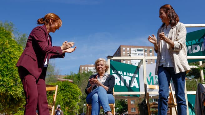 Mónica García y Rita Maestre aplauden a Manuela Carmena.