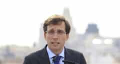 Almeida evita la OPA directa a Ciudadanos y copia la estrategia de Juanma Moreno en Andalucía