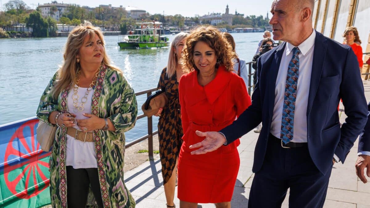 Antonio Muñoz, alcalde de Sevilla, junto a la ministra de Hacienda María Jesús Montero.