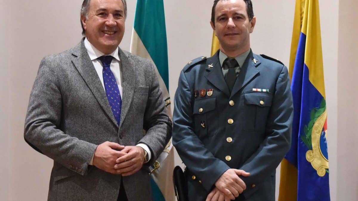 El alcalde de Algeciras, José Ignacio Landaluce Calleja, junto al entonces comandante JJuan Carlos Lafuente Quiñónes de la Guardia Civil, en 2016.